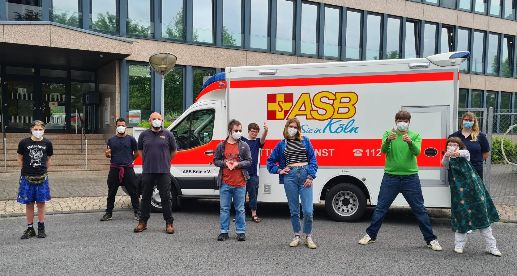Gruppenfoto Besuch Offene Schule Köln Rettungswagen