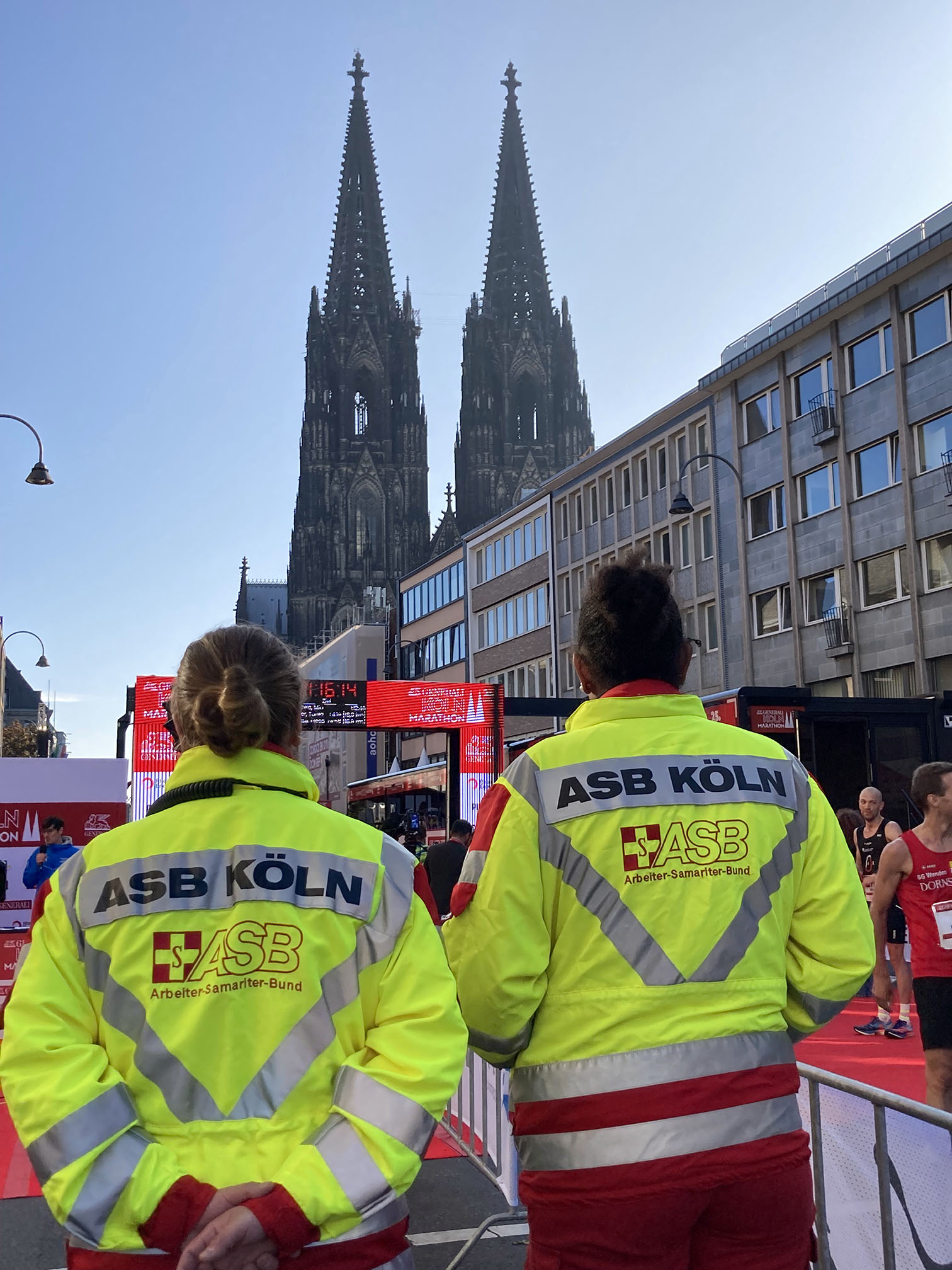 Bestes Wetter und gute Versorgung beim Generali-Köln-Marathon. Zieleinlauf.